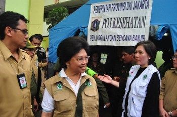 Menkes Kunjungi Pengungsi Korban Banjir