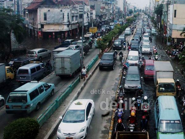 Kawasan Glodok Macet Karena Banjir