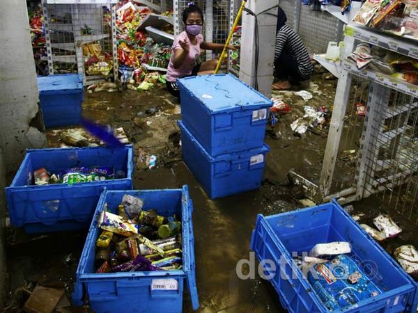 Mini Market Bersih-bersih Usai Banjir