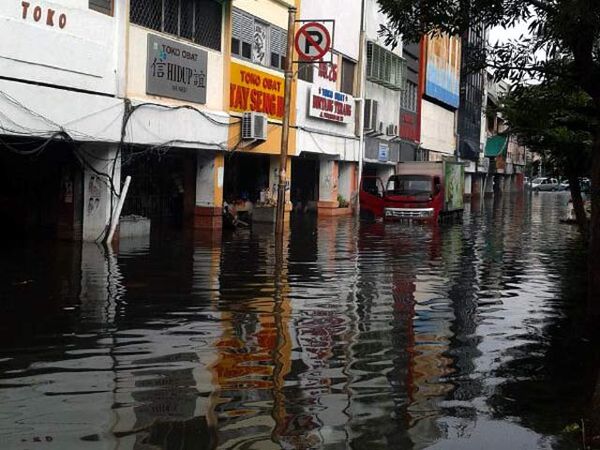 Banjir di Glodok Belum Surut, Pedagang Mulai Gatal-gatal