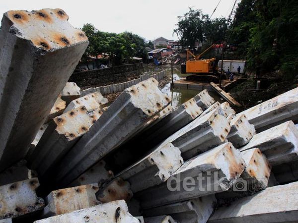 Cegah Banjir, Pilar Beton Ditancapkan