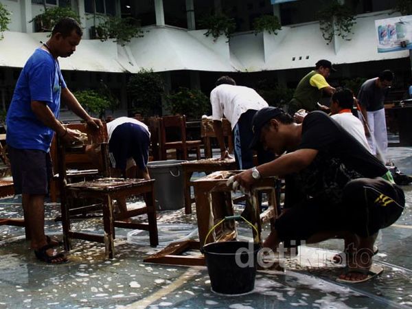 Pasca Banjir, SMA 8 Bersih-bersih
