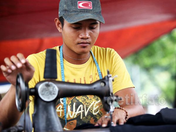 Musim Hujan Bawa Berkah Bagi Penjahit