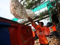 Bersihkan Sampah Sisa Banjir