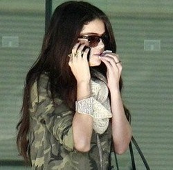 Putus Cinta Lagi, Selena Gomez Nyanyikan Cry Me a River