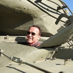 Kisah Arnold Schwarzenegger Saat Jadi Pengemudi Tank Militer