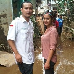 Kunjungi Lokasi Banjir, Banyu Biru Gandeng Pevita Pearce