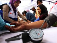 Warga Antri Pengobatan Gratis