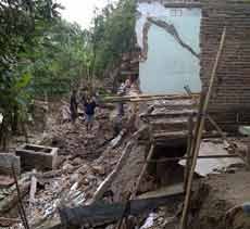 Tiga Rumah Warga Ambruk Imbas Longsor Pasca Bengawan Solo Banjir