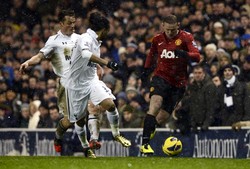 Wayne Rooney berusaha melewati Benoit Assou-Ekotto dan Scott Parker. Reuters/Dylan Martinez.