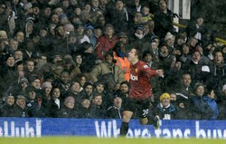 Robin van Persie merayakan gol yang dibuatnya di menit ke-25. Reuteres/Dylan Martinez.