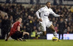 Phil Jones harus jatuh bangun mengawal Moussa Dembele. Reuters/Dylan Martinez.