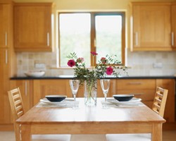 5 Tips Membersihkan Furnitur Kayu Agar Selalu Tampak Baru