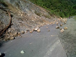 Dampak Gempa 6 SR Aceh, Jalan Retak & Batu Besar Berserakan