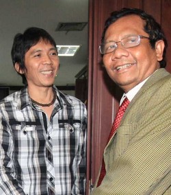Sering Dicekal, Slank Datangi MK