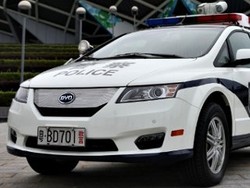 Polisi China Patroli Naik Mobil Listrik