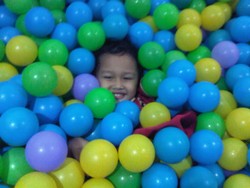 Tenggelam Dalam Lautan Bola