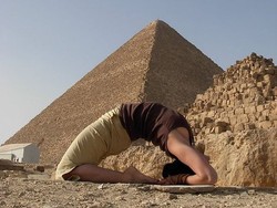 Gaya Narsis yang Sedang Tren Saat Traveling: Pose Yoga