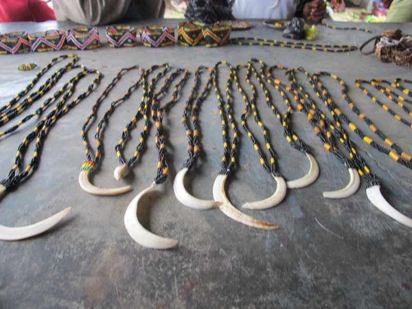 Oleh-oleh Asli Papua, Dari Kopi Sampai Kalung Taring Babi