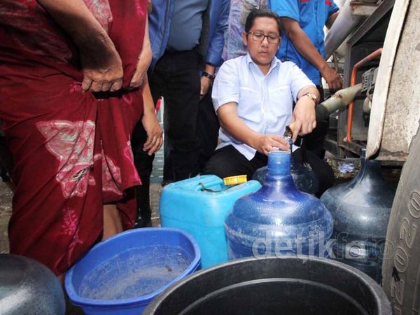 Anas Bantu Korban Banjir