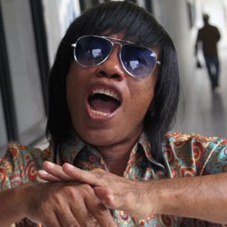 Ini Dia Awal Pertemuan Pak Tarno dan Pramugari Cantik