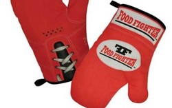 Saat Memasak Pakailah Sarung Tangan Tinju Anti Panas Ini!