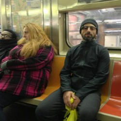 Pendiri Google Pamer Kacamata Pintar di Kereta