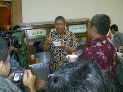 Kampanye Bakso Bebas Babi, Wamendag Dorong Gerobak ke Kantor