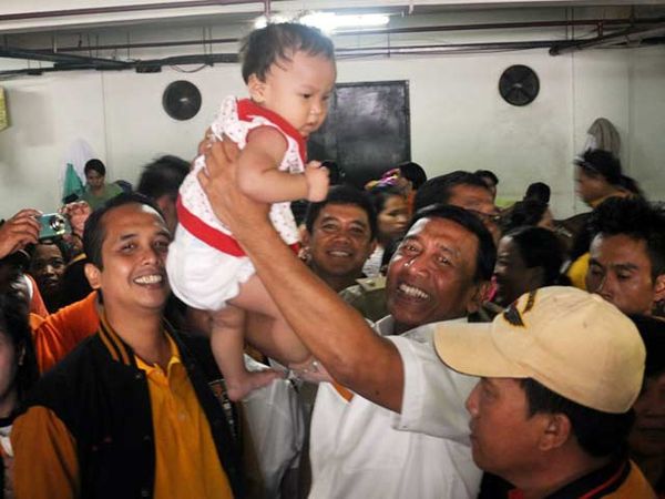 Wiranto Sambangi Korban Banjir