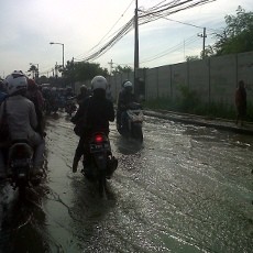 Genangan Air Kalianak 51 Bikin Macet Parah