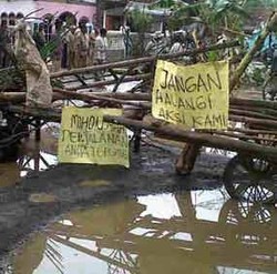 Jalan Lokasi Wisata Banyu Biru Rusak, Warga Pasang Bambu