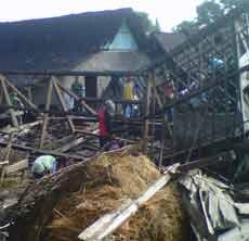Dua Rumah Ambruk Diterjang Puting Beliung