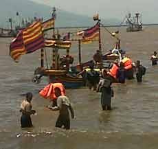 Tim SAR Kerahkan 8 Armada Cari 9 Nelayan yang Hilang di Selat Madura