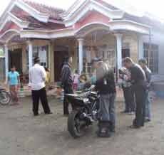 Perampok Bersenpi Gasak Uang Rp 90 Juta dan Emas 90 Gram