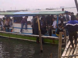  So Sweet! 3 Momen Iriana Temani Jokowi di Tengah Banjir
