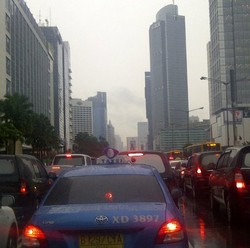 Lalin Sudirman-Thamrin Macet, Jalur Bus TransJ Diserobot