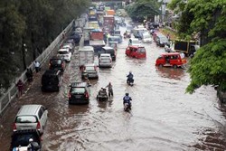Banjir di Jl Pluit Raya Turun dari Sepinggang Jadi Sepaha