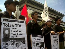 Mahasiswa Semarang Demo Tolak Kenaikan Tarif Listrik