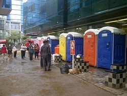  Karyawan Plaza UOB Ramai-ramai Antre di Toilet Darurat 
