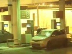 Aduh, Wanita Ini Mandikan Mobil Pakai Bensin