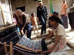 Liburan di Flores, Jangan Lupa Beli Kain Songketnya!