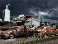 Pemilik Cek Kondisi Mobil Korban Tsunami Plaza UOB