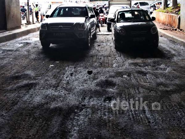 Jalan di Terowongan Dukuh Atas Rusak