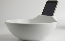 Kriing! Sambil Makan Ramen Bisa Asyik Bertelepon!