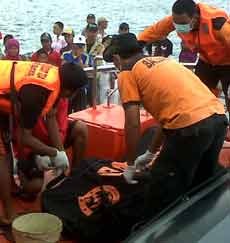 Terkendala Ombak, Tim SAR Tunda Bawa Mayat Nelayan ke Situbondo