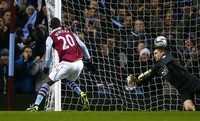 Dalam pertandingan ini, Villa dua kali membobol gawang Bradford. Gol tersebut dicetak oleh Christian Benteke dan Andreas Weimann. Reuters/Darren Staples