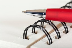 Pulpen Merah Guru Bisa Bikin Prestasi Anak Buruk?