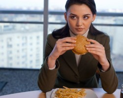 6 Trik Mengatasi Makan Berlebihan karena Emosi 