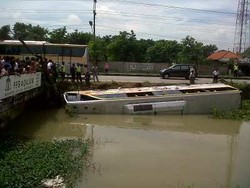 Setelah Tabrak Pohon, Bus Sarat Penumpang Tercebur ke Sungai di Demak