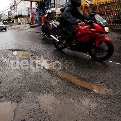 Anggota DPRD DKI Minta Jokowi Segera Perbaiki Jalan Rusak